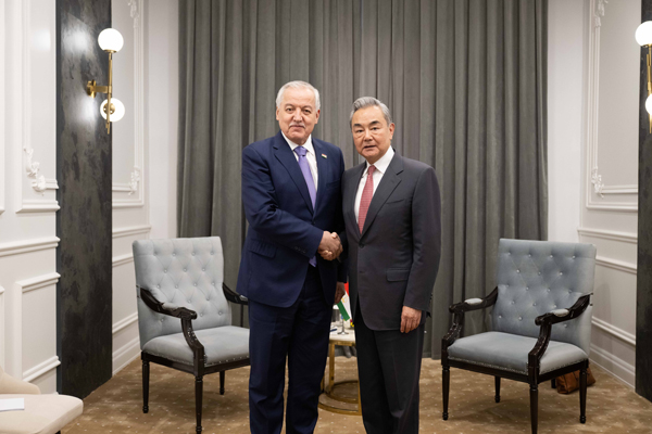 王毅会见塔吉克斯坦外长穆赫里丁1.jpg